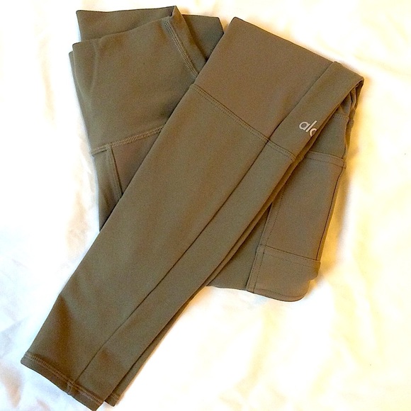 Alo High-Waist Cargo Legging (gray) - Picture 6 of 10